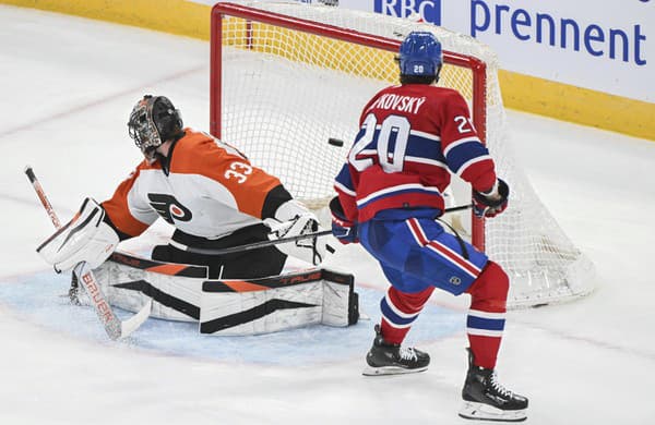 Slovenský hokejista Juraj Slafkovský (20) z Montrealu Canadiens strieľa gól brankárovi Samuelovi Erssonovi.