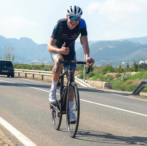 Belgický cyklista Lars Daniels nestratil duchaprítomnosť a zabránil nebezpečnému stretu s koňom. 