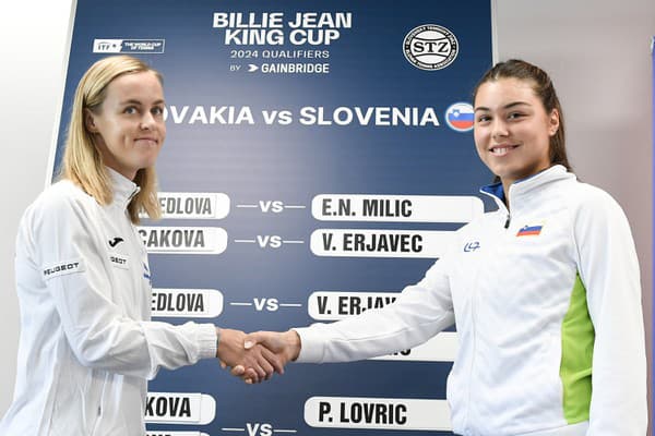 Vľavo Anna Karolína Schmiedlová (Slovensko) a vpravo Ela Nala Miličová (Slovinsko) počas žrebu.