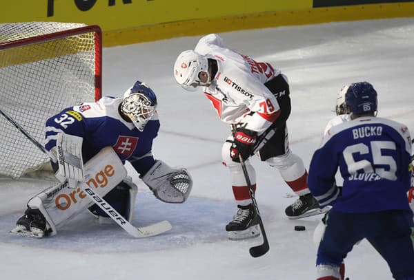 Slovenskí reprezentanti v Humennom privítali Švajčiarov.