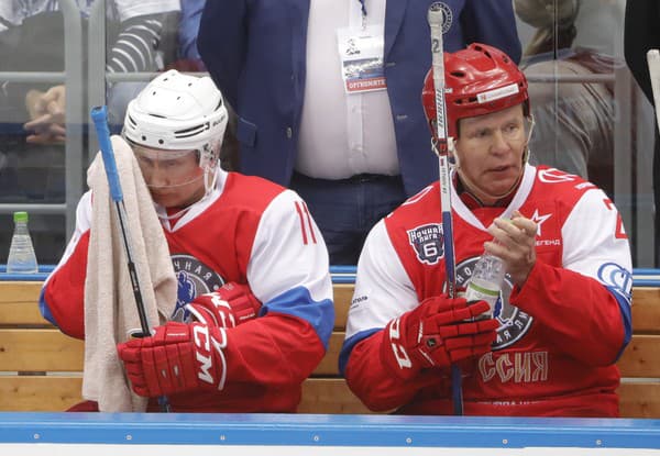 Vladimir Putin a Viačeslav Fetisov počas exhibičného zápasu.