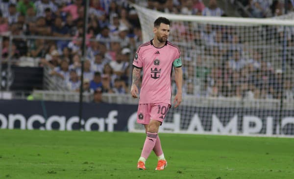 Lionel Messi proti mexickému tímu Monterrey.