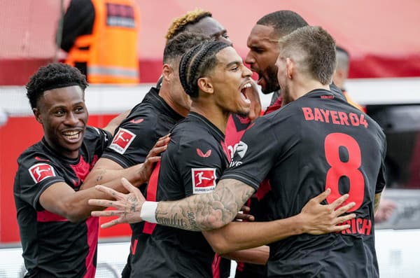 Futbalisti Bayeru Leverkusen sa radujú z úvodného gólu.