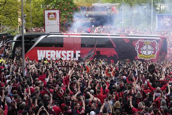 Fanúšikovia vítajú tímový autobus futbalistov Bayeru Leverkusen.