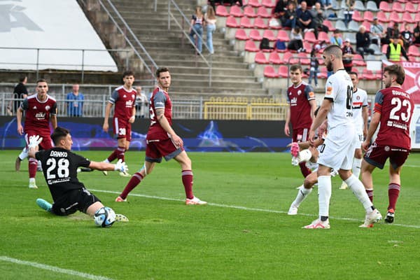 Na snímke gólová situácia na 0:1 pre Trnavu, vľavo brankár Podbrezovej Adam Danko.