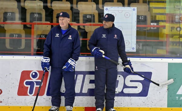 Zľava tréner slovenskej hokejovej reprezentácie Craig Ramsey a jeho asistent Ján Pardavý počas tréningu.