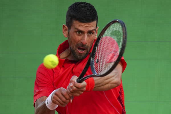 Novak Djokovič počas duelu s Casperom Ruudom. 