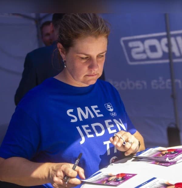 Na snímke športová strelkyňa Zuzana Rehák Štefečeková počas autogramiády Slovenského olympijského tímu na Hviezdoslavovom námestí.