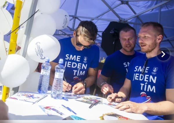 Na snímke zľava vodný slalomár Matej Beňuš a lyžiar Adam Žampa počas autogramiády Slovenského olympijského tímu.