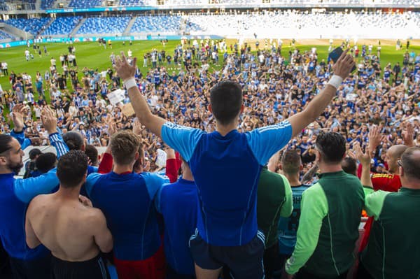 Oslavy hráčov ŠK Slovan Bratislava po získaní majstrovskej trofeje.