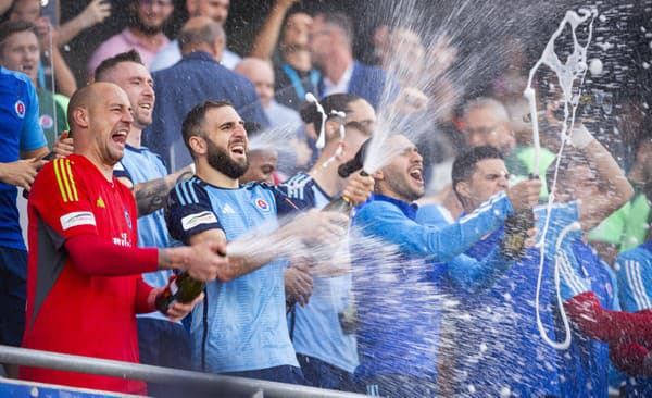 Oslavy hráčov ŠK Slovan Bratislava po získaní majstrovskej trofeje.