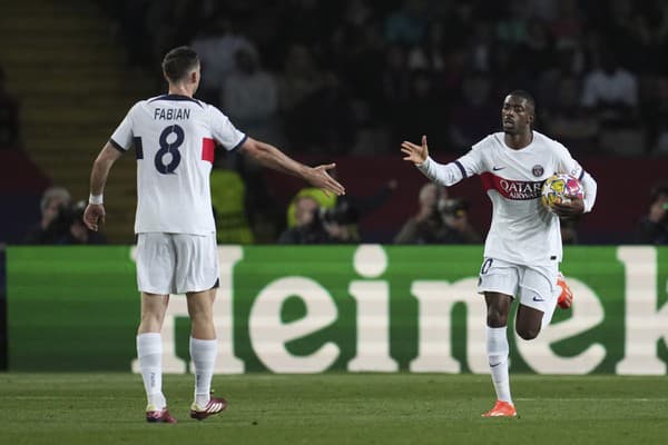 Na snímke vpravo útočník PSG Ousmane Dembele oslavujue svoj gól.