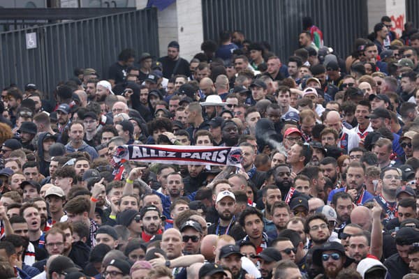 Na snímke fanúšikovia PSG prichádzajú na štadión Olimpic Lluis Companys.