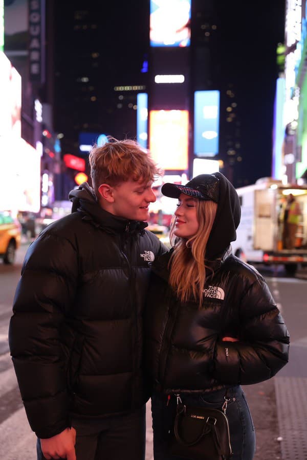 Adam Sýkora s priateľkou v uliciach New Yorku.
