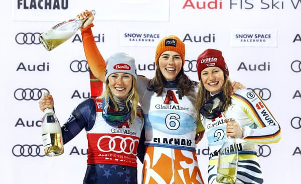 Na tieto snímky sa pozerá dobre. Slovenská lyžiarka Petra Vlhová (v strede) ako víťazka.