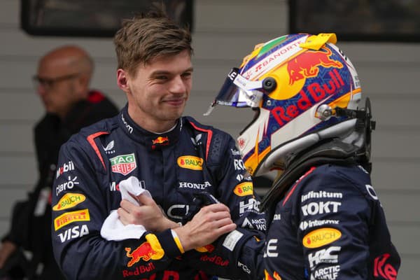 Holandský jazdec Red Bullu Max Verstappen (vľavo) a Sergio Perez. 