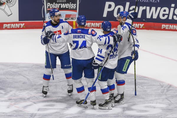 Slovenskí hokejisti sa tešia z gólu počas prípravného hokejového zápasu Nemecko - Slovensko.