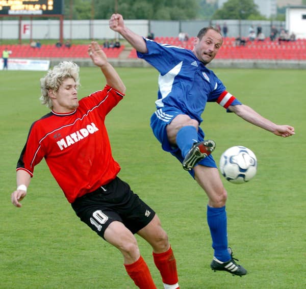 Pecko (vpravo) odohral za Slovan od sezóny 1988 do roku 2005 až 431 zápasov a získal 5 titulov.