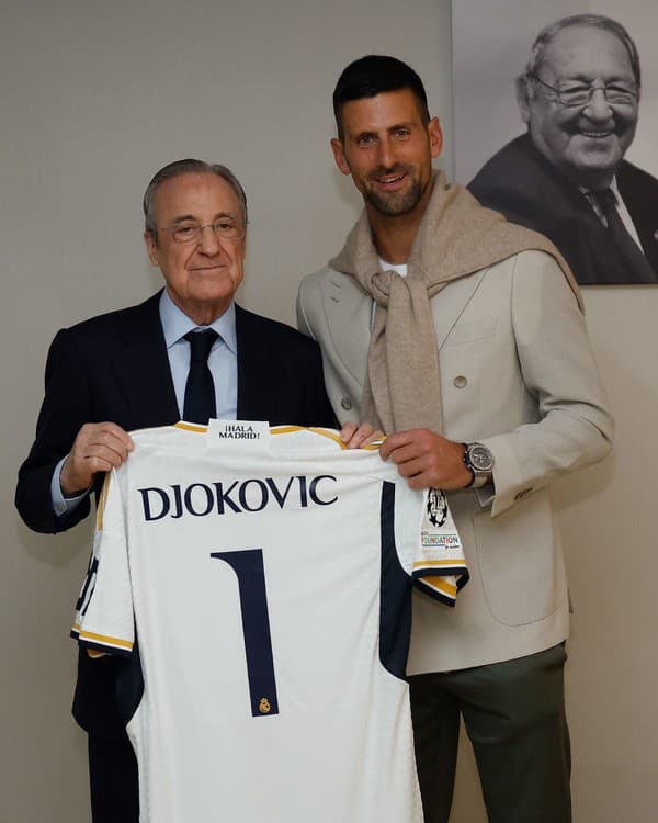 Tenista Djokovič dostal od šéfa Realu Madrid Péreza dres na pamiatku.