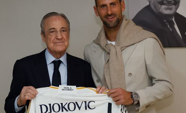 Tenista Djokovič dostal od šéfa Realu Madrid Péreza dres na pamiatku.