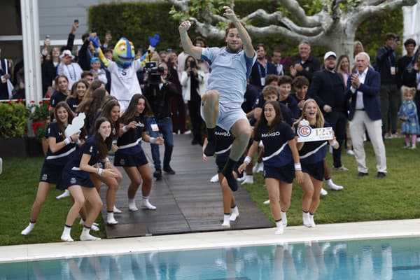 Casper Ruud skáče do bazéne, aby dodržal barcelonskú tradíciu pre víťaza.