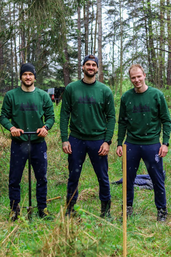 Popradské trio v akcii - Bjalončík (vľavo), Kotvan a Kundrik vymenilo hokejky za lopaty a sadilo stromčeky.