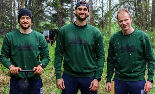 Popradské trio v akcii - Bjalončík (vľavo), Kotvan a Kundrik vymenilo hokejky za lopaty a sadilo stromčeky.