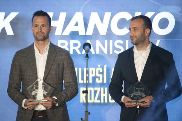 Na snímke najlepší rozhodca sezóny Ivan Kružliak (vľavo) a najlepší asistent Branislav Hancko (vpravo).