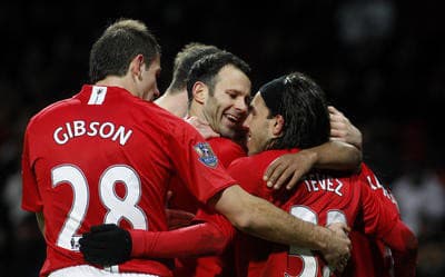 Na archívnej snímke futbalisti Manchestru United zľava: Darron Gibson, Ryan Giggs a Carlos Tevez.