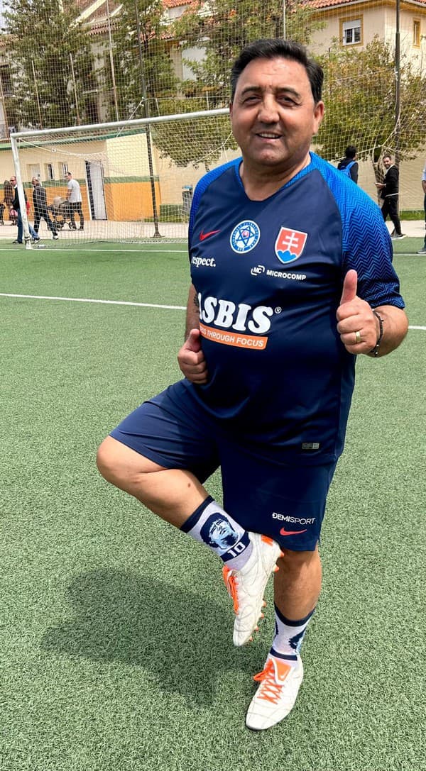 Hudobník Igor Kmeťo a veľký fanúšik futbalu si na zápas obliekol ponožky s podobizňou legendy Diega Maradonu. Kmeťa má dokonca prezývku Diego, lebo sa na argentínsku hviezdu aj podobá.