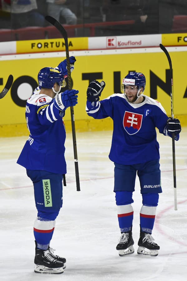Na snímke zľava Andrej Kudrna (Slovensko) oslavuje prvý gól s kapitánom Matúš Sukeľ (Slovensko).