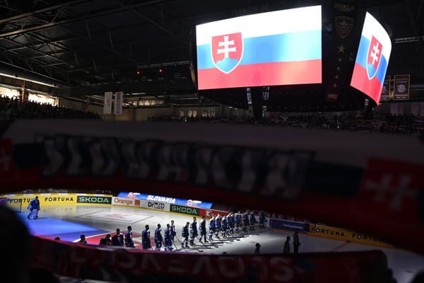 Na snímke slovenská reprezentácia počas nástupu v prípravnom zápase pred MS 2024 v hokeji Slovensko - Česko.