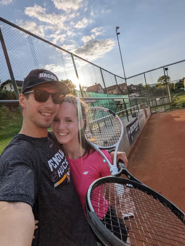 Priateľka hokejistu Miloša Bubelu, Denisa hrávala v minulosti tenis.