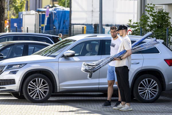 Príchod hokejistov na zraz slovenskej hokejovej reprezentácie v Žiline.