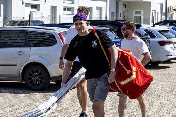 Príchod hokejistov na zraz slovenskej hokejovej reprezentácie v Žiline.