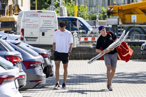 Slovenský hokejista Martin Pospíšil (vpravo) na zraze v Žiline. 