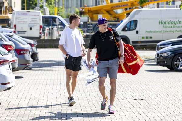 Slovenský hokejista Martin Pospíšil (vpravo) na zraze v Žiline. 