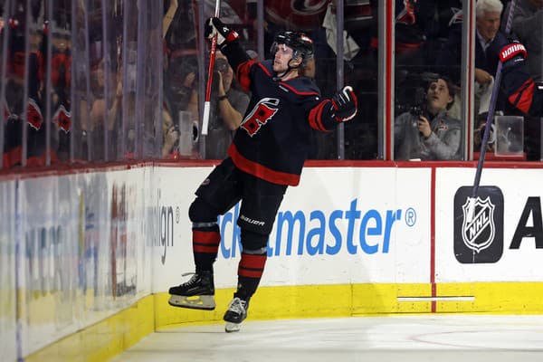 Jack Drury (Carolina Hurricanes) sa teší po strelení víťazného gólu.