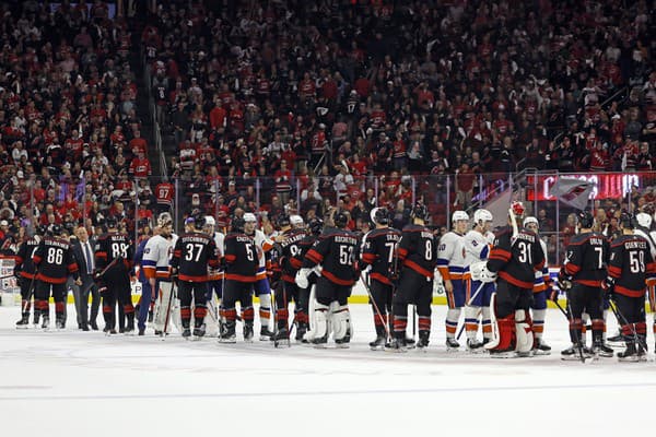 Hokejisti Caroliny Hurricanes (tmavé dresy) a New Yorku  Islanders si podávajú ruky po piatom zápase štvťfinále play off Východnej konferencie zámorskej NHL 