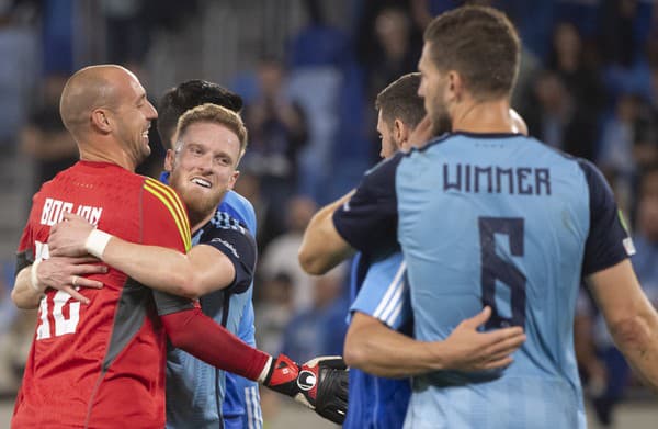 Hráči Slovana zľava Milan Borjan, Lucas Lovat a Kevin Wimmer sa radujú z víťazstva