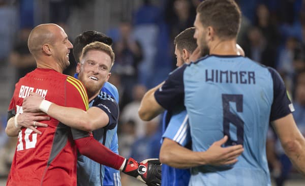 Hráči Slovana zľava Milan Borjan, Lucas Lovat a Kevin Wimmer sa radujú z víťazstva