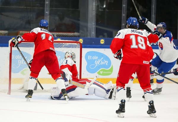 Slovenskí hokejisti vo štvrťfinále zdolali Česko a zahrajú si o medaile.