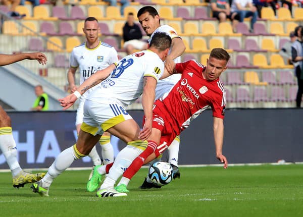 Na snímke zľava Nicolas Gorosito (Košice) a Martin Rymarenko (Banská Bystrica).