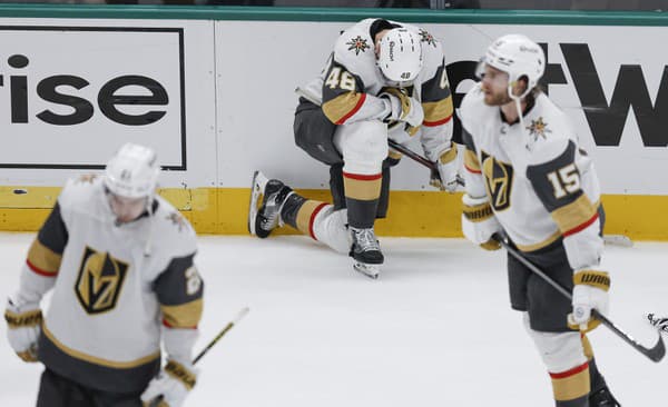 Sklamaní hokejisti Vegas Golden Knights po vypadnutí v 1. kole play off s Dallasom.