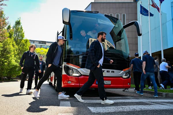 Na snímke hráči a členovia realizačného tímu slovenskej hokejovej reprezentácie do 18 rokov počas príchodu z majstrovstiev sveta vo Fínsku.