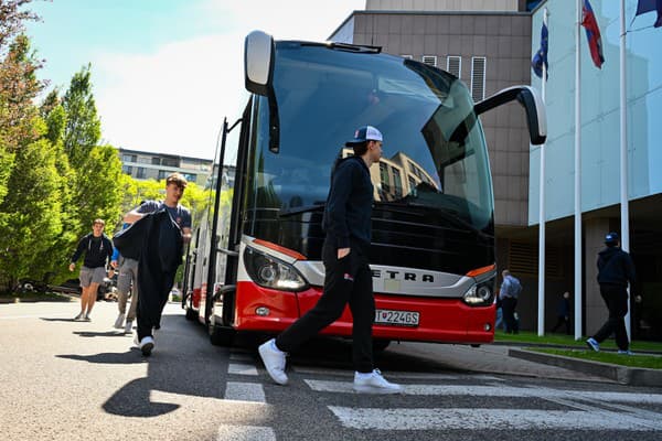 Na snímke hráči a členovia realizačného tímu slovenskej hokejovej reprezentácie do 18 rokov počas príchodu z majstrovstiev sveta vo Fínsku.