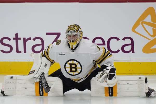 Brankár Bostonu Jeremy Swayman má veľkú zásluhu na výhre Bruins.