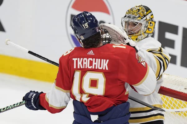 Brankár Bostonu Jeremy Swayman má veľkú zásluhu na výhre Bruins.