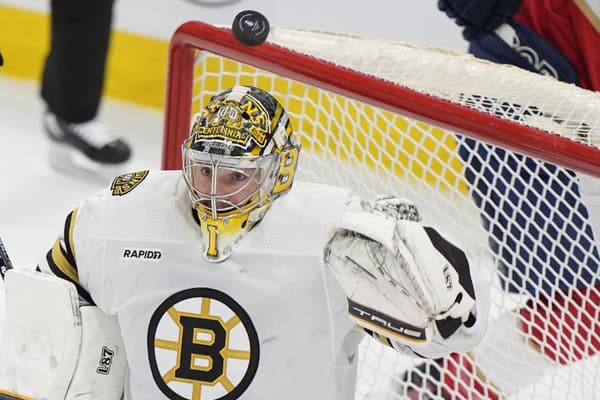 Brankár Bostonu Jeremy Swayman má veľkú zásluhu na výhre Bruins.