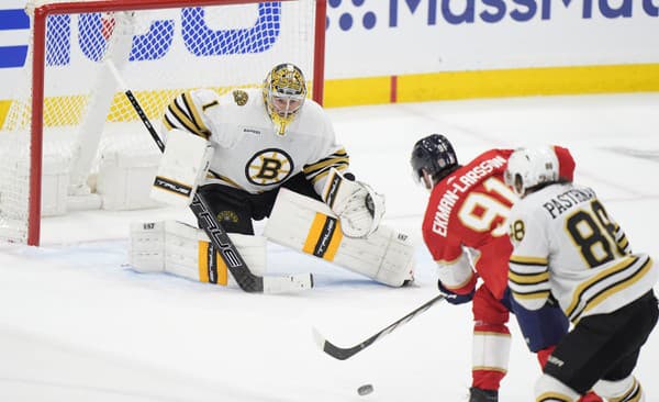 Brankár Bostonu Jeremy Swayman má veľkú zásluhu na výhre Bruins.